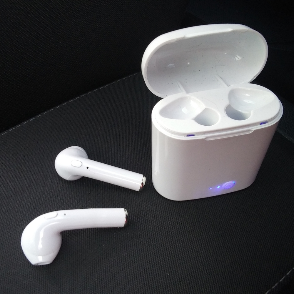 Wireless Bluetooth headphone pods